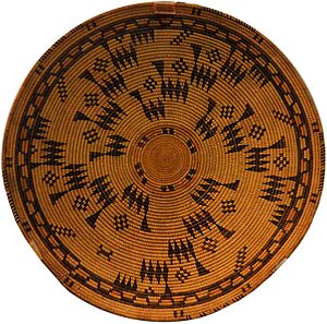 Basketry tray, Chumash, Santa Barbara Mission, early 1800s - Native American collection - Peabody Museum, Harvard University - DSC05558
