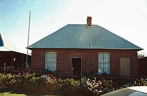 Brick Cottage, Gayndah (2001).jpg