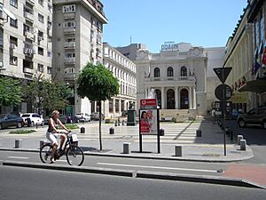 Bucuresti, Romania. Teatrul ODEON. Zi de vara. Biciclista. (B-II-m-B-19854)