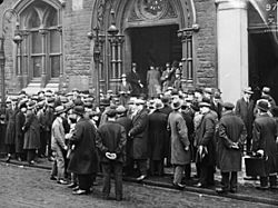 Bundesarchiv Bild 102-10246, England, Arbeitslose vor Gewerkschaftshaus