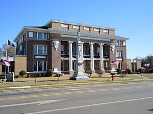 Clarke County Courthouse and Confederate monument in Quitman