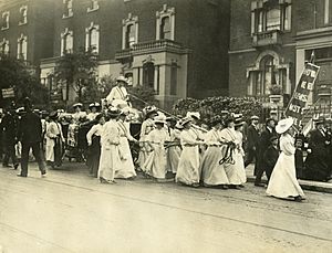 Edith New and Mary Leigh's carriage being pulled from Holloway to Queen's Hall, 1908. (22505545027)