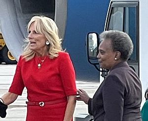 Jill Biden arrives in Chicago FBh71Y5WQAAftoT (cropped)