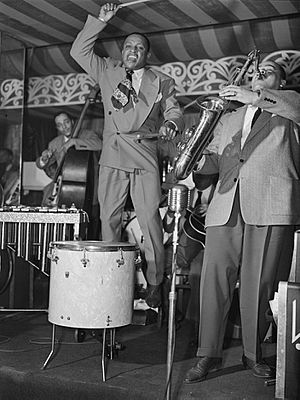 Lionel Hampton and Arnett Cobb, Aquarioum, NYC, ca. June 1946 (Gottlieb)