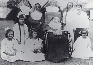 Mother Marianne Cope with sisters and patients, 1918
