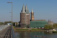 Roermond, de Natalinitoren en de Sint-Christoffelkathedraal RM32552 vanaf de brug over de Maas foto6 2017-05-10 18.27