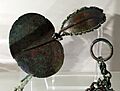 Sabini adriatici, ornamenti dalla tomba femminile 33 di case pecci (tortoreto), 810-700 ac ca., fibula a disco con arco foliato