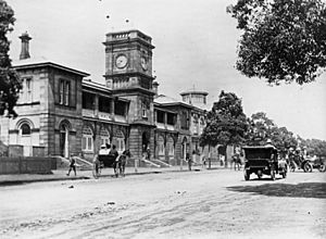 StateLibQld 1 76343 Street scene outside the Post Office, Toowoomba, ca. 1909