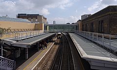 Woolwich Arsenal station MMB 04 376024.jpg