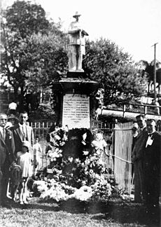Wreath laying ceremony on Anzac Day at the Manly War Memorial, Brisbane, 1922