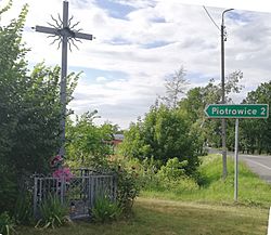Znak Piotrowice i krzyż.jpg