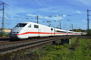 401 012-0 ICE DB Fernverkehr Würzburg 25.10.14 (15053911704).jpg