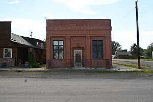 Bank on Main Street today (2023) as photographed by Matthew Janson (@matthewjansonyt). It is now a private residence.