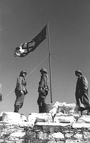 Bundesarchiv Bild 101I-164-0368-04, Athen, Hakenkreuzflagge auf der Akropolis