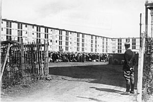 Bundesarchiv Bild 183-B10919, Frankreich, Internierungslager Drancy