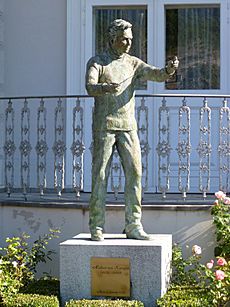 Herbert von Karajan - Statue Geburtshaus-1