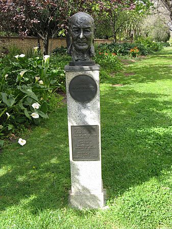 J150W-statue-Napier