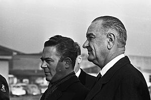 Lyndon B Johnson in Holland De vice-president en premier Marijnen op Ypenburg, Bestanddeelnr 915-7144