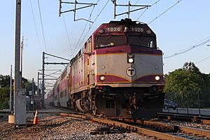 Outbound train approaching Mansfield station, July 2019