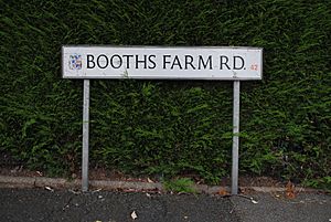 Booths Farm Rd (42) street name plate - 2020-07-22 - Andy Mabbett