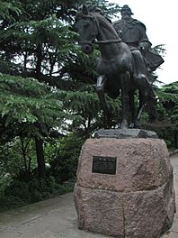 Cao Cao statue