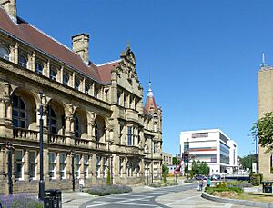 County Hall and Bond Street (geograph 5830551)