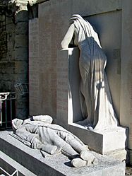 Crépy-en-Valois (60), monument aux morts, statues
