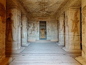 Kleiner Tempel (Abu Simbel) Pfeilerhalle 01
