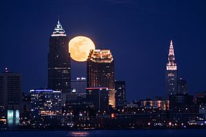 Moon over Cleveland (33388400986).jpg