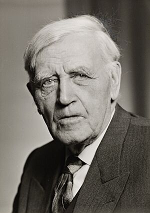 Portrett av Tore Ørjasæter (1886-1968)