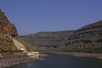 Soutěska řeky Kršny u Šríšajlamu.jpg