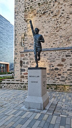 Statue of Denis Law by Alan Herriot