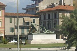 Viareggio, monumento ai caduti, viani