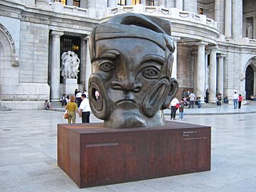 "Autorretrato" escultura en bronce de José Luis Cuevas, frente al Palacio de Bellas Artes - panoramio