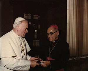 Óscar Arnulfo Romero with Pope John Paul II (2)