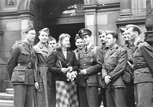 1941 07 16 Studenci PWL przed Royal Infirmary