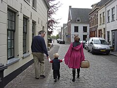 Buren Herenstraat wandelaars