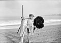 COLLECTIE TROPENMUSEUM Man op het strand met een gevangen zaagvis Nederlands-Indië TMnr 10030176