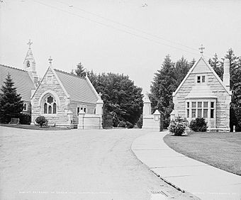Northam Chapel and Gallup Gateway Cedar Hill Cemetery Hartford CT c.1906 (cropped).jpg