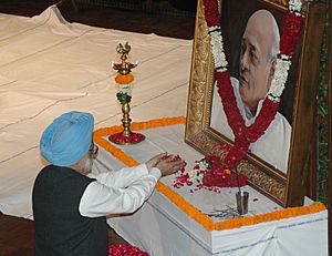 The Prime Minister, Dr. Manmohan Singh paying floral tribute to the former Prime Minister, Late Shri P.V. Narsimha Rao on his 3rd death anniversary, in New Delhi on December 23, 2007