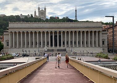 Ancien palais de justice depuis la Passerelle du Palais de Justice (Lyon) en juin 2019