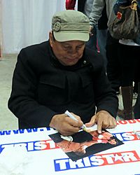 Roberto Duran signing autographs in Jan 2014