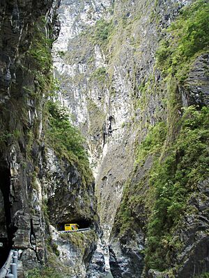 Taiwan 2009 HuaLien Taroko Gorge Narrow Gap and Road PB140025