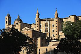 Vista frontale del Palazzo Ducale di Urbino, Marche 04