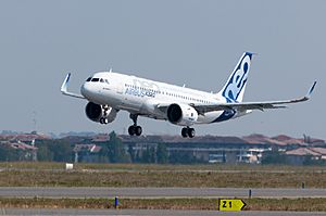 Airbus A320neo landing 01.jpg