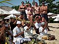 Bali religiös ceremoni på strand med turister