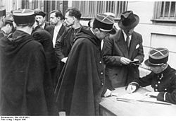 Bundesarchiv Bild 183-B10921, Frankreich, Paris, Registrierung verhafteter Juden