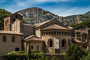 Extérieur de l'Abbaye de Gellone à Saint guilhem le désert