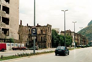 Mostar-damagedhouses-2-2001