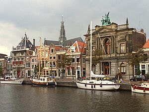Spaarne met Teylers Museum, de Waag en de Bavo